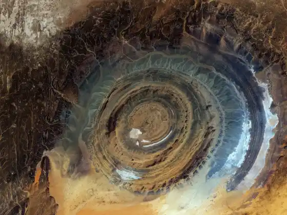 Spaziergang entlang der Küste von Atlantis