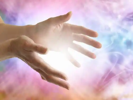 Matutong Pakiramdam at Basahin ang iyong Chakra Energy
